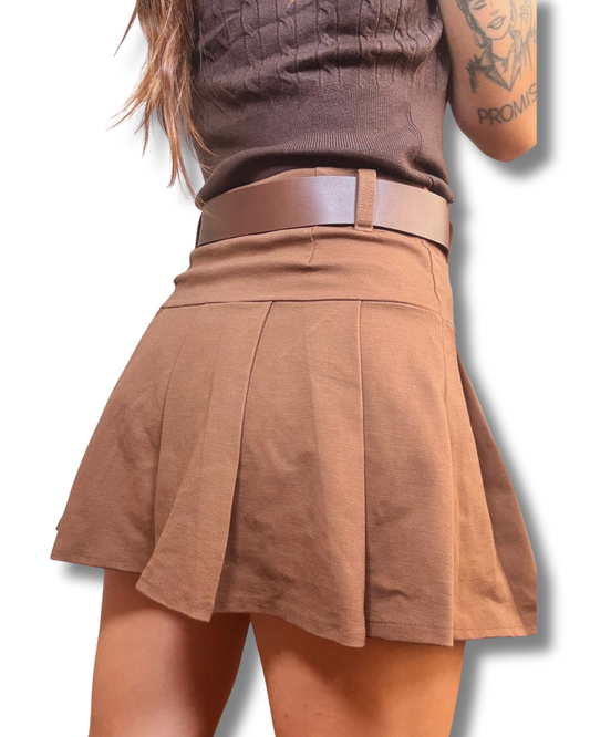 Gonnellina con pieghe e cintura